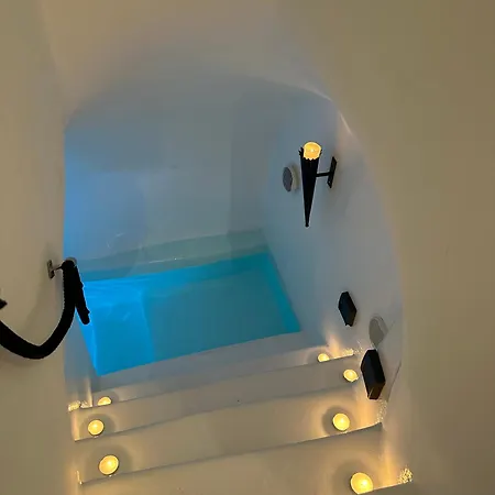 Hotel apartamentowy Blue Cave Oasis With Underground Jacuzzi 3*