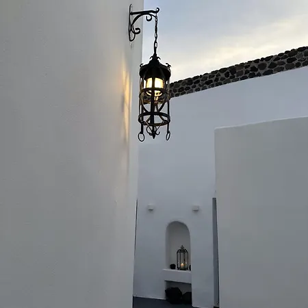Hotel apartamentowy Blue Cave Oasis With Underground Jacuzzi Megalochori (Santorini)
