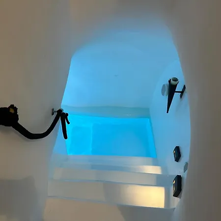 Hotel apartamentowy Blue Cave Oasis With Underground Jacuzzi 3*