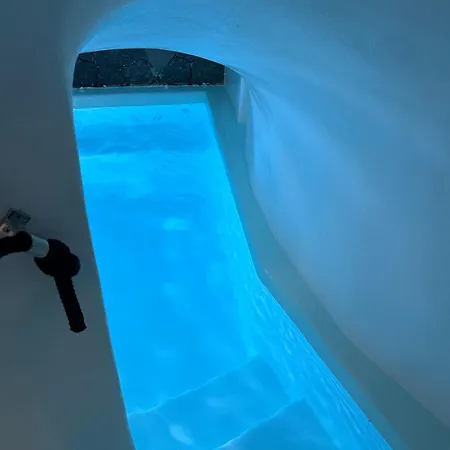 Hotel apartamentowy Blue Cave Oasis With Underground Jacuzzi Megalochori (Santorini)