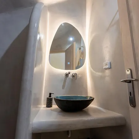 Hotel apartamentowy Blue Cave Oasis With Underground Jacuzzi Megalochori (Santorini)